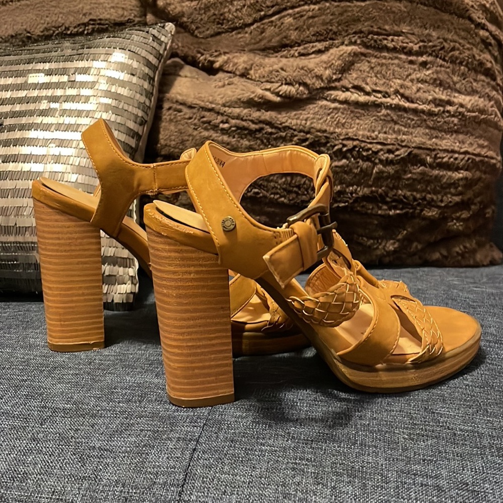 Tan high heels - Picture 2 of 8